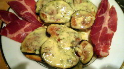 горячий бутерброд с инжиром и сыром дорблю