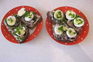 Мамочкин бутерброд с сельдью и свеклой