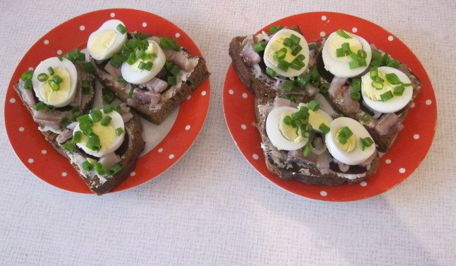 Рецепт мамочкиного бутерброда с сельдью и свеклой