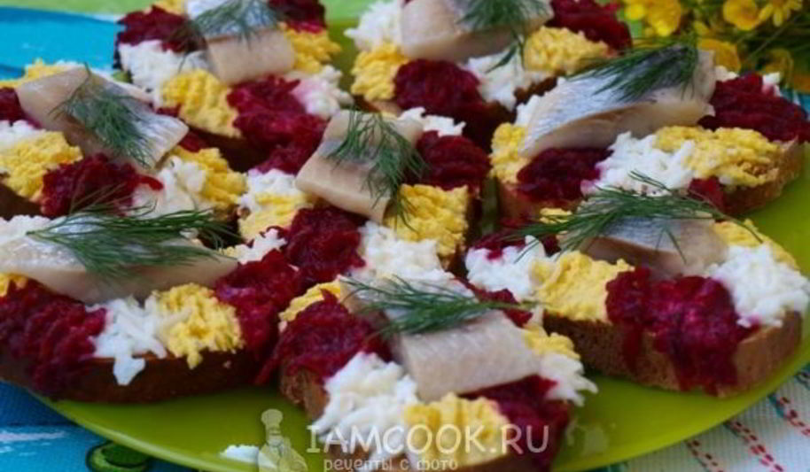 Рецепт праздничных бутербродов с сельдью