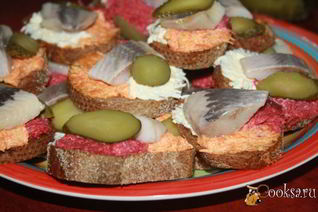 Разноцветные бутерброды с сельдью