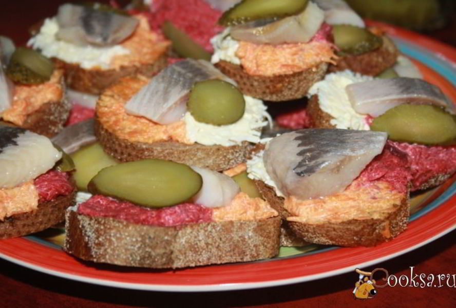 Разноцветные бутерброды с сельдью