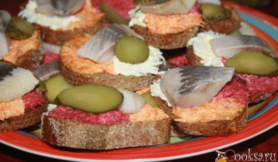 Рецепт разноцветных бутербродов с сельдью