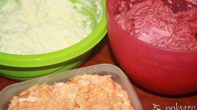 разноцветные бутерброды с сельдью