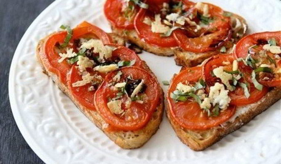 Рецепт закусочных бутербродов с помидорами и пармезаном