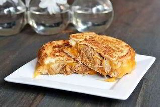 Запеченный бутерброд с сыром и мясом