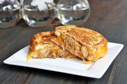 Запеченный бутерброд с сыром и мясом