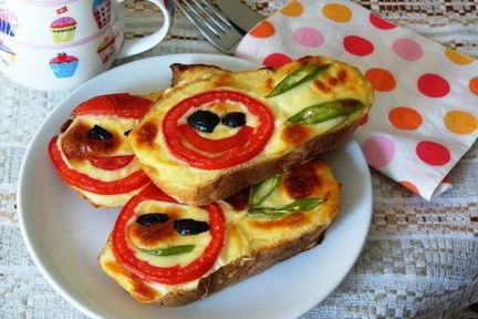 Запеченные бутерброды с йогуртом и помидорами