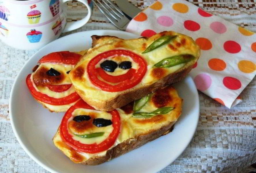 Запеченные бутерброды с йогуртом и помидорами