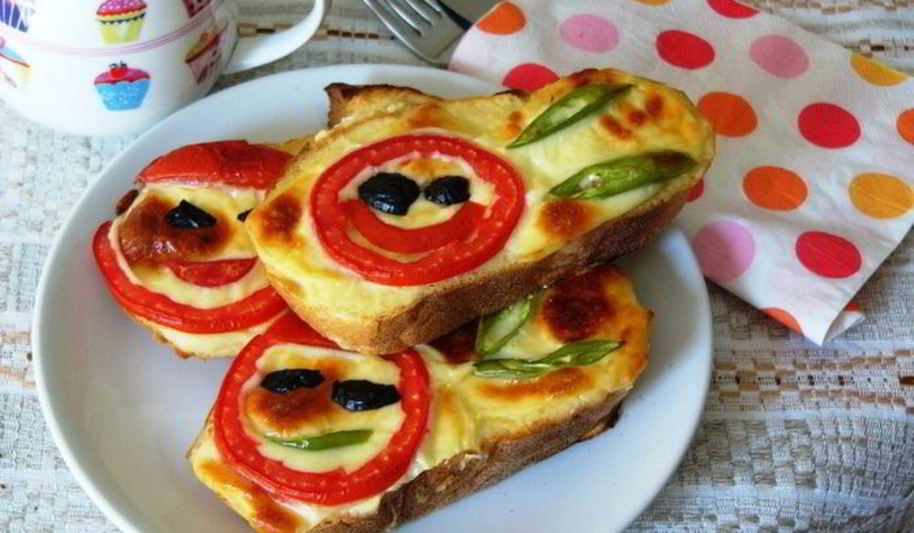 Рецепт запеченных бутербродов с йогуртом и помидорами