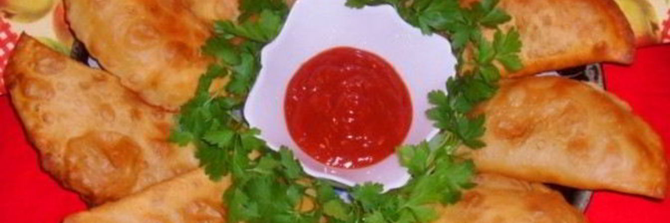 Чебуреки по-домашнему с пикантным соусом