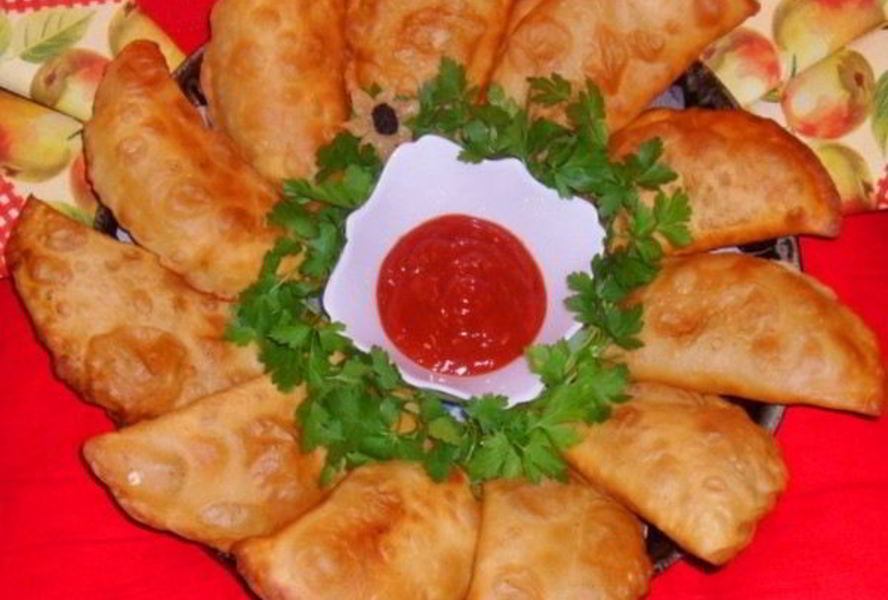 Чебуреки по-домашнему с пикантным соусом