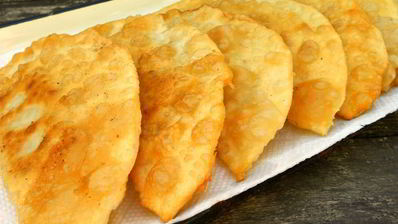 чебуреки с куриным фаршем и сыром