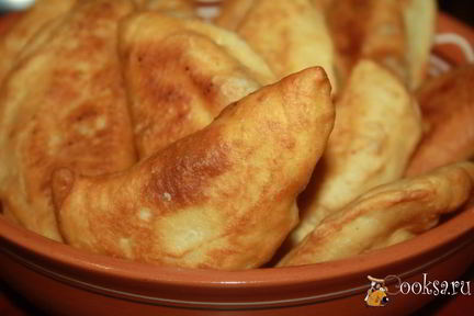 Чебуреки с курицей и кислым яблоком на кефире