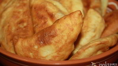 чебуреки с курицей и кислым яблоком на кефире