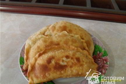 Чебуреки с помидорами и сыром