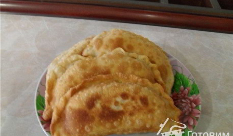 Рецепт чебуреков с помидорами и сыром