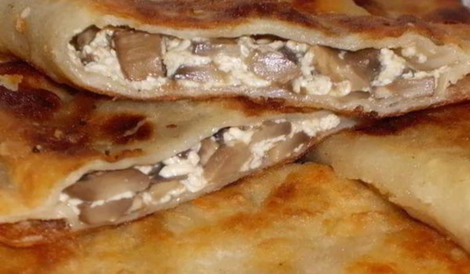Рецепт домашних чебуреков с курицей и сыром