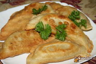 Сочные хрустящие чебуреки со свининой