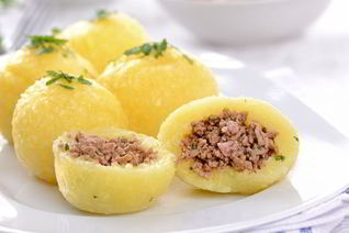 Фаршированный картофель в томатном соусе