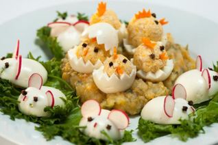 Фаршированные яйца ассорти и овощное пюре