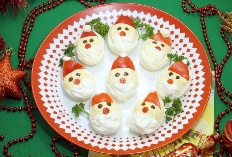 Фаршированные яйца Дед Мороз