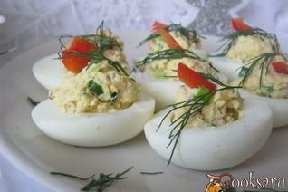 Фаршированные яйца с беконом