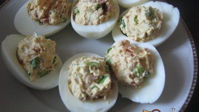 фаршированные яйца с беконом