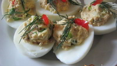 фаршированные яйца с беконом