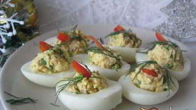 фаршированные яйца с беконом