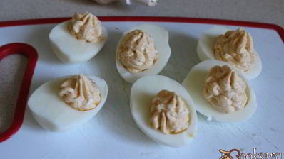 фаршированные яйца с икорным кремом