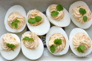 Фаршированные яйца с икрой трески, минтая