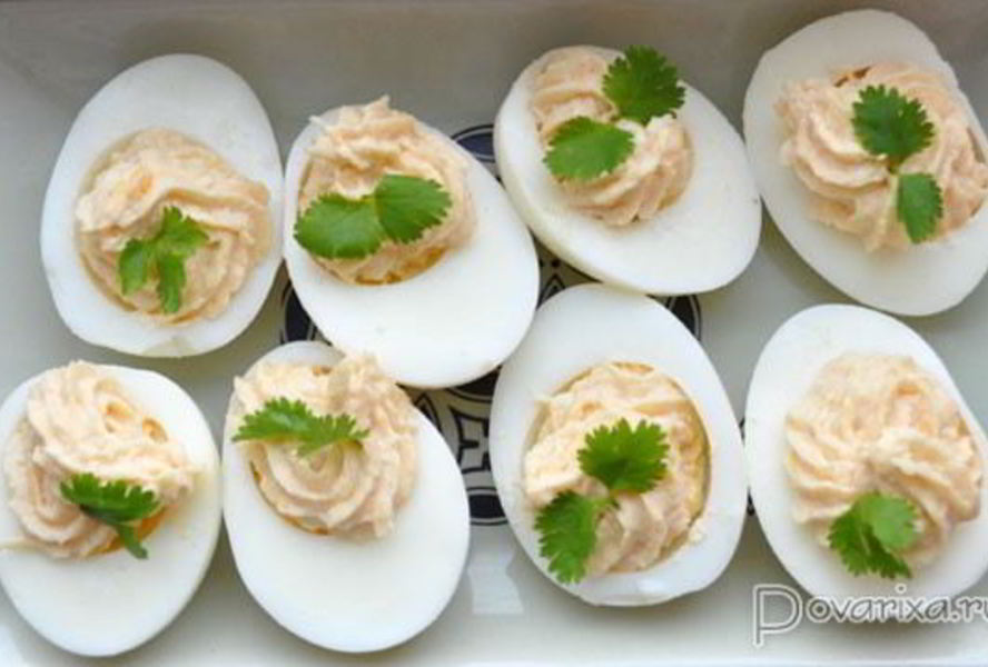 Фаршированные яйца с икрой трески, минтая