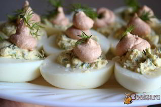 Фаршированные яйца с мягким творогом и лососевой пастой