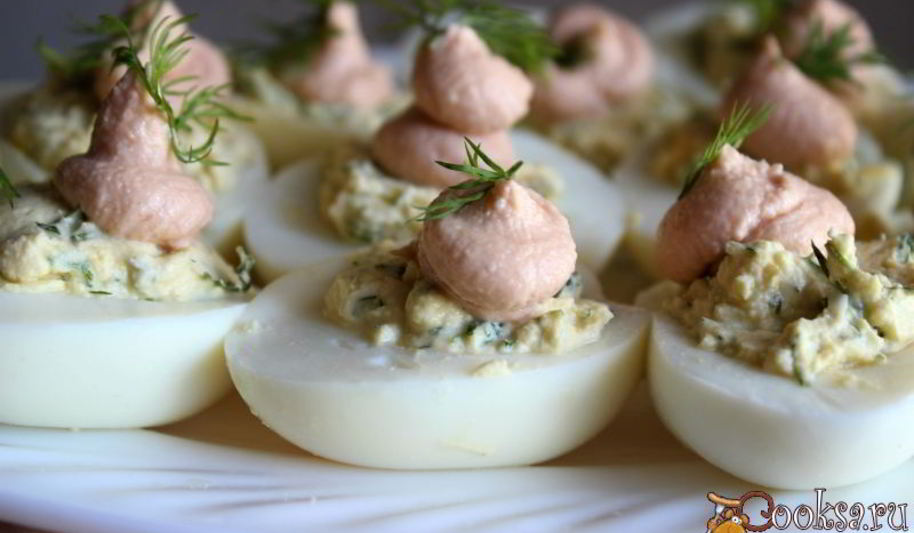 Рецепт фаршированных яиц с мягким творогом и лососевой пастой