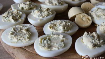 фаршированные яйца с мягким творогом и лососевой пастой
