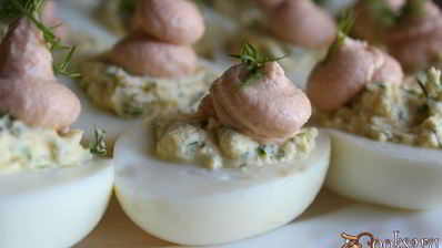 фаршированные яйца с мягким творогом и лососевой пастой