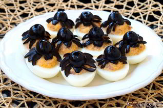 Фаршированные яйца с печенью трески Пауки