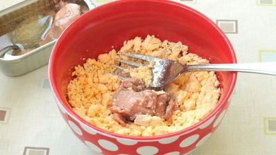 фаршированные яйца с печенью трески пауки