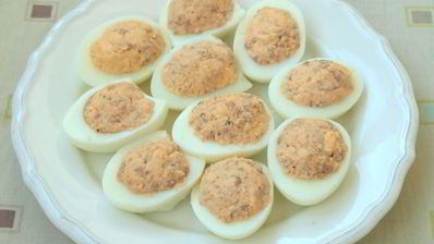 фаршированные яйца с печенью трески пауки