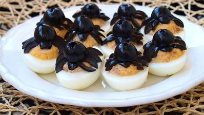 фаршированные яйца с печенью трески пауки