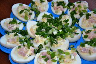 Фаршированные яйца с сыром пармезан