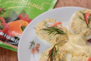 Яйца, фаршированные крабовыми палочками с майонезом