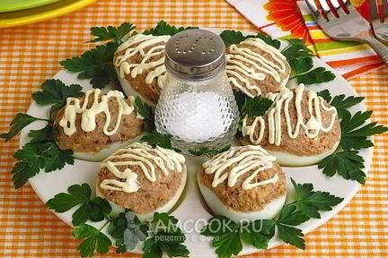 Яйца, фаршированные куриной печенью