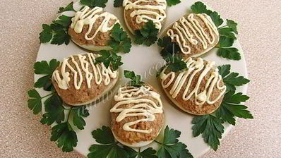 яйца, фаршированные куриной печенью