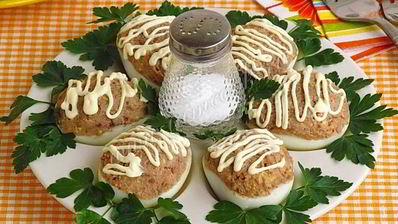 яйца, фаршированные куриной печенью