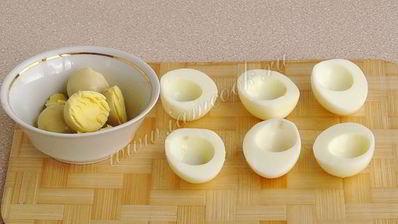 яйца, фаршированные куриной печенью