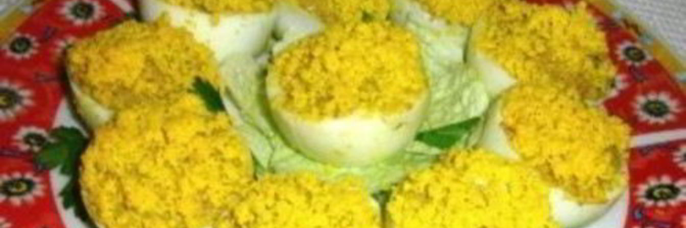 Яйца фаршированные паштетом со сметаной и орехами