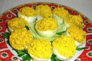 Яйца фаршированные паштетом со сметаной и орехами