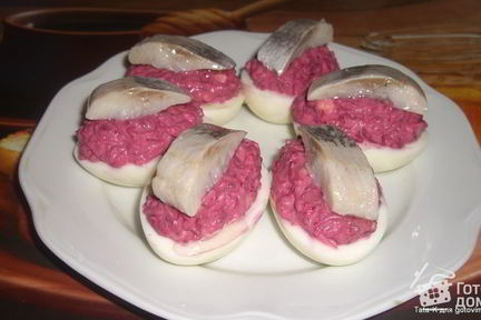 Яйца, фаршированные сельдью и свеклой